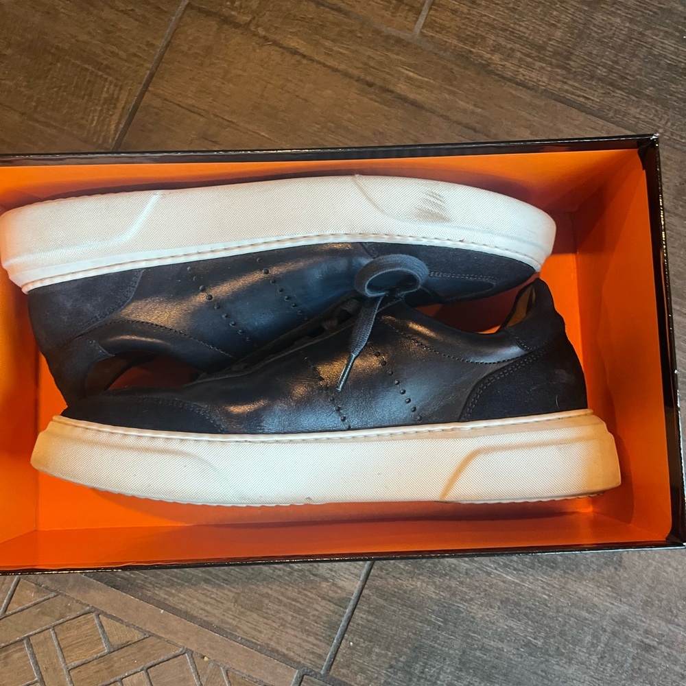 Navy blue used magnannl sneakers